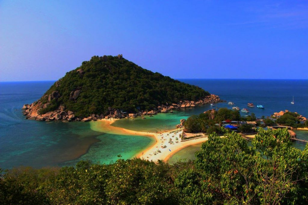 a viewpoint overlooking a beatuiful sandbar with adjoining islands